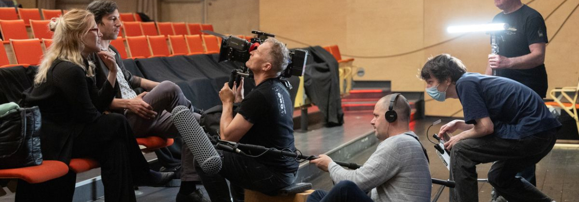 Forgatás, maszkok, maffiózók: véghajrában Buvári Tamás új filmje